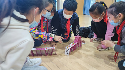 孩子們開心專注的投入中